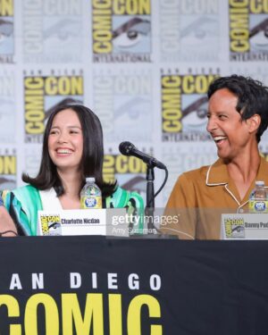 Charlotte Nicdao Instagram - I fell down at Comic Con

@lucywarrenstyle 
@claytonhawkins 
@cherishbrookehill