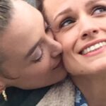 Charlotte Le Bon Instagram - CHEYENNE & LOLA commence DEMAIN à 20h40 sur @ocstv et on en a bien bavé pour faire la meilleure série possible, à base de folles rencontres, bien sûr, mais aussi de décoloration, d’éruption cutanée, de fatigue, de brushings, de faux sang, de vraies ecchymoses, de traversées nocturnes de la mer du Nord (angoisse), de froid et de lapins mignons. J’espère de tout coeur que ça vous plaira 🖤 @cheyenne_et_lola @lincolnprodtv