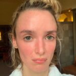 Charlotte Le Bon Instagram - CHEYENNE & LOLA commence DEMAIN à 20h40 sur @ocstv et on en a bien bavé pour faire la meilleure série possible, à base de folles rencontres, bien sûr, mais aussi de décoloration, d’éruption cutanée, de fatigue, de brushings, de faux sang, de vraies ecchymoses, de traversées nocturnes de la mer du Nord (angoisse), de froid et de lapins mignons. J’espère de tout coeur que ça vous plaira 🖤 @cheyenne_et_lola @lincolnprodtv