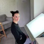 Charlotte Le Bon Instagram - J’ai une nouvelle table lumineuse et j’ai l’air, à la fois, punie et heureuse.