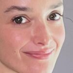 Charlotte Le Bon Instagram - J’ai une nouvelle table lumineuse et j’ai l’air, à la fois, punie et heureuse.