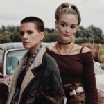Charlotte Le Bon Instagram - CHEYENNE & LOLA commence DEMAIN à 20h40 sur @ocstv et on en a bien bavé pour faire la meilleure série possible, à base de folles rencontres, bien sûr, mais aussi de décoloration, d’éruption cutanée, de fatigue, de brushings, de faux sang, de vraies ecchymoses, de traversées nocturnes de la mer du Nord (angoisse), de froid et de lapins mignons. J’espère de tout coeur que ça vous plaira 🖤 @cheyenne_et_lola @lincolnprodtv