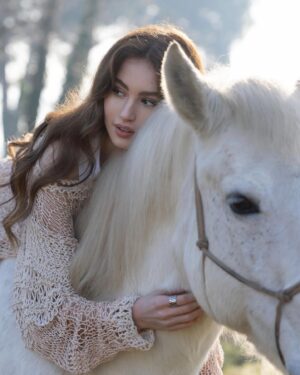Charlotte M. Instagram - Con essenziali parole, il cavallo è la prospettiva della nostra realtà…