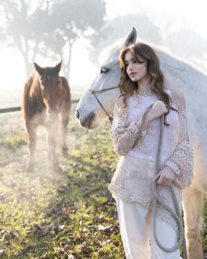 Charlotte M. Instagram - Con essenziali parole, il cavallo è la prospettiva della nostra realtà…