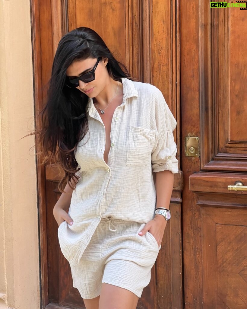 Charlotte Mint Instagram - J’aime tellement les ensembles en gaz de coton 🐚💕 un must have dans ta garde robe d’été 🌼 Ref: ensemble « Paloma » @maddalena.shop_ 🍋☀️ #collab