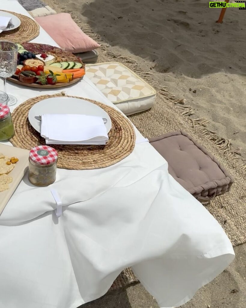 Charlotte Perrelli Instagram - Femme är i stan!! Tyvärr kan jag inte vara med och spela då jag ska jobba på Drömmen @drommenfestival i Sthlm när turneringen går av stapeln. Men såklart jag hann med att möta upp gänget för en supertrevlig lunch på stranden med @minottimarbella Missade som vanligt ta bild på mig själv….. 🤣😂 Tack @femmeopen_global ♥️🙏🏻