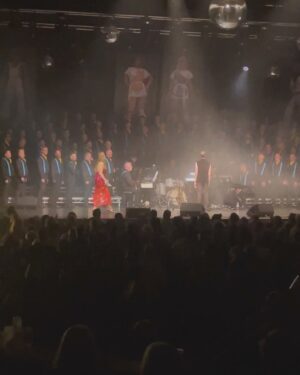 Charlotte Perrelli Instagram - Thank you Brighton and Dome. What a night! Celebrating that ABBA won right here the 6 th of April 1974. 50 years ago. My My. Wow! Thank you for having me and to all of you in the audience who came. I will forever carry a lot of fun things happening in my heart!! To all my wonderful Eurovision friends. You are Amazing!! So fun to se you dear friend @linda_olsen__fox and that you found your love in @samanthafoxofficial wonderful to see you at Meet and Great!!♥️
@brightongmc @manszelmerlow @emmeliedeforest  @katrina_leskanich @nickifrenchofficial @lindamartineurovision92