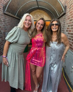 Charlotte Perrelli Instagram - Vilken kväll!!!! Drömmen❤️🧡♥️ @drommenfestival @jessica_andersson_officiell @carolaofficiell