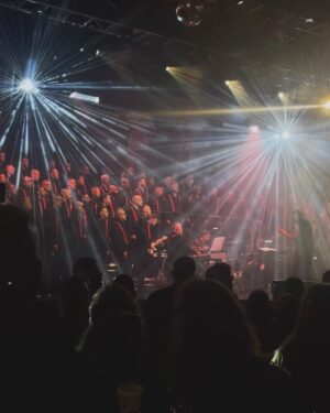 Charlotte Perrelli Instagram - Thank you Brighton and Dome. What a night! Celebrating that ABBA won right here the 6 th of April 1974. 50 years ago. My My. Wow! Thank you for having me and to all of you in the audience who came. I will forever carry a lot of fun things happening in my heart!! To all my wonderful Eurovision friends. You are Amazing!! So fun to se you dear friend @linda_olsen__fox and that you found your love in @samanthafoxofficial wonderful to see you at Meet and Great!!♥️
@brightongmc @manszelmerlow @emmeliedeforest  @katrina_leskanich @nickifrenchofficial @lindamartineurovision92