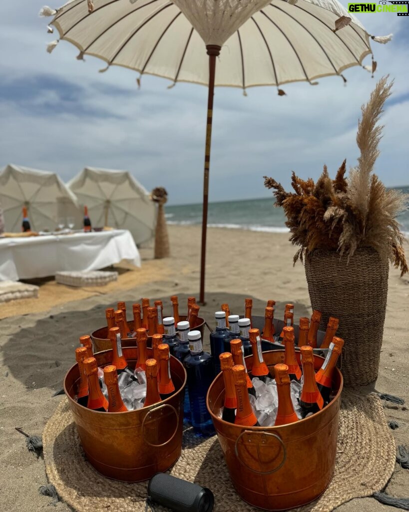 Charlotte Perrelli Instagram - Femme är i stan!! Tyvärr kan jag inte vara med och spela då jag ska jobba på Drömmen @drommenfestival i Sthlm när turneringen går av stapeln. Men såklart jag hann med att möta upp gänget för en supertrevlig lunch på stranden med @minottimarbella Missade som vanligt ta bild på mig själv….. 🤣😂 Tack @femmeopen_global ♥️🙏🏻