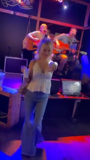 Charlotte Ross Instagram - Nashville 🤗 

#nashville #tennessee #nash #dance 
#countrymusic #countrymusiclover #countrydancing #bellbottoms #nashvilletn
