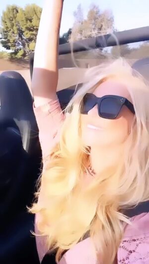 Charlotte Ross Instagram - Find what brings you joy & peace ⭐️

#carpediem #whateverhappens #hiker #adventuregirl #livelife #findyourpeace #neversettle