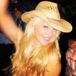 Charlotte Ross Instagram - Concert lovin’ 🎤 🤠 💃 🎶 #lukebryan