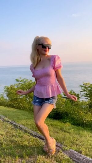 Charlotte Ross Instagram - Lake Michigan sunsets 🌅 💕

#lakemichigan #michigan #castlepark #castleparkmichigan #lake #sunset #summervibes #summer