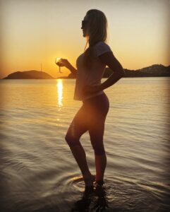 Charlotte Ross Instagram - Athens, Greece… 🇬🇷 Soo beautiful! ☀️ #athens #greece #sunset #templeofposeidon
