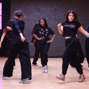 Charm La'Donna Instagram - Some BTS from when I choreographed @meghantrainor’s TikTok Live performance 💗 love this group 🫂

Dancers: 
@fatherteresaa 
@valvaldiviez 
@cruzwithashley 
@aleximagna 
@christinakimdavis_ 
@bfongg