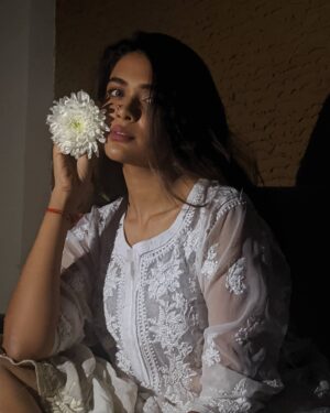 Charvi Saraf Instagram - Khud se pyaar ki kimat.......

Complete this!