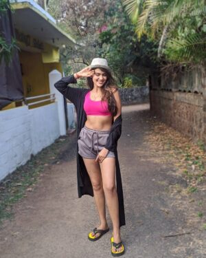 Charvi Saraf Instagram - Abs hai par ऐब nahi......😃

Back after a long time on social media with I guess some, visible weight transformation, hoping for it to be static after the long new year festivities...
Happy new year everyone!! 🎆
#2021 #vacay #goa #brightside #brightcolors