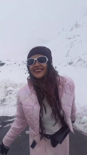 Charvi Saraf Instagram - Just refreshing your feed with some ice in the scorching heat!! 🥵🥶
#prebirthdayvibes
#sissuhimachal
#-10degrees