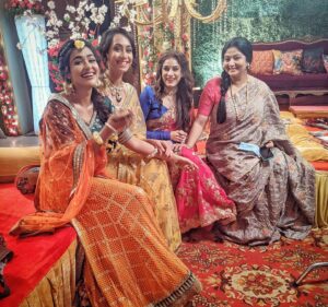 Charvi Saraf Instagram - Mehendi ki raat Kasautii ki ladies ke sath!!! 😃🌺
@kanupriyashankarpandit
@iam_ejf 
@minalmogam 
@ritu_official 

#kasautiizindagiikay #starplus #staytuned #shivanikishaadi #ladkiwaale