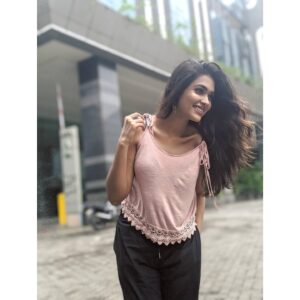 Charvi Saraf Instagram - Just another day @my work,
Wishing you a good day @your work!! ✌🏻
.
.
#spreadhappiness #shootlife #happymonsoon #positivity