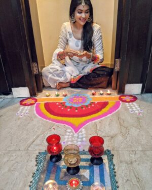 Charvi Saraf Instagram - Diwali week still not over, if the Diwali break has!!🧡🪔
All about love, light and laddoos..
Happy gujrati New year!!!!😊
Jewellery - @sonisapphire

#diwali2020 #indian #ethniclove #colorsandlight