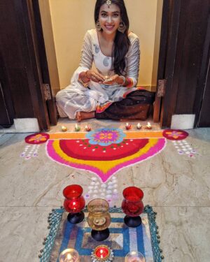 Charvi Saraf Instagram - Diwali week still not over, if the Diwali break has!!🧡🪔
All about love, light and laddoos..
Happy gujrati New year!!!!😊
Jewellery - @sonisapphire

#diwali2020 #indian #ethniclove #colorsandlight