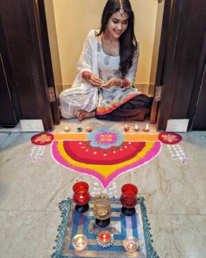 Charvi Saraf Instagram - Diwali week still not over, if the Diwali break has!!🧡🪔
All about love, light and laddoos..
Happy gujrati New year!!!!😊
Jewellery - @sonisapphire

#diwali2020 #indian #ethniclove #colorsandlight