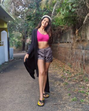 Charvi Saraf Instagram - Abs hai par ऐब nahi......😃

Back after a long time on social media with I guess some, visible weight transformation, hoping for it to be static after the long new year festivities...
Happy new year everyone!! 🎆
#2021 #vacay #goa #brightside #brightcolors