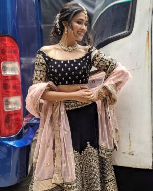 Charvi Saraf Instagram - Just trying the Sabyasachi model thing!! 💁🏻‍♀️😇

#throwback #kasautiizindagiikay2 #starplus #majormissing  #photodump