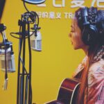 Cheer Chen Instagram - 📻 這兩天在秦皇岛阿那亞的海邊參加了第三屆貓王收音機電臺復活節。我和30多位廣播人、音樂人、旅行者，接力完成了一場24小時的馬拉松式電臺直播。﻿ ﻿ 這次電臺復活節的主題就是“旅行的意義”，他們很有心地在海邊搭建了一個旅行的意義主題樂園。在此之前，我從來沒想過這首歌可以做成主題公園。﻿ ﻿ 這一程很開心，見到許多老朋友，聊了很多關於這15年的事情，有一瞬間也彷佛回到了那個時刻，當時寫下《旅行的意義》的心情。﻿ ﻿ 也很感謝與大家相遇，這十五年來你有什麼想要對我說的嗎？﻿