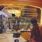 Cheer Chen Instagram - 📻 這兩天在秦皇岛阿那亞的海邊參加了第三屆貓王收音機電臺復活節。我和30多位廣播人、音樂人、旅行者，接力完成了一場24小時的馬拉松式電臺直播。﻿ ﻿ 這次電臺復活節的主題就是“旅行的意義”，他們很有心地在海邊搭建了一個旅行的意義主題樂園。在此之前，我從來沒想過這首歌可以做成主題公園。﻿ ﻿ 這一程很開心，見到許多老朋友，聊了很多關於這15年的事情，有一瞬間也彷佛回到了那個時刻，當時寫下《旅行的意義》的心情。﻿ ﻿ 也很感謝與大家相遇，這十五年來你有什麼想要對我說的嗎？﻿
