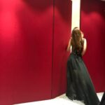 Cheer Chen Instagram - ✍️ 隨手寫的句子底下，有人淡淡地回覆兩個字：「矯情。」 是啊，我也這麼覺得。不能再同意更多了。 但當自己確實這麼想的時候，也管不了別人怎麼認為了。因為自己樂意怎麼想，喜歡怎麼寫，希望怎麼活，只有自己最知道。有些人會趁陽光炙熱把香蕉曬成水果乾，有些人會在深夜煮香蕉皮當開水喝。喜劇演員喜歡把香蕉當成罵人的詞。 有時候脫離了流水帳的生活紀錄，那些吉光片羽被記錄下來，枝枝節節的不說，偶爾必須干犯不合時宜的風險——有些是美，有些則相當無趣，常常都是莫名其妙。想精確直指核心，往往需要模糊的辭令。 想到曾經去東京吃生魚片，朋友說這裡的冰箱不插電，桌子不上釉，一大片魚只取不成比例的一小部分，餐廳沒有音樂，一天只招待八個客人。詩人說一整天思考最後只決定搬移了一個句點。音樂家用武士刀把賓士汽車對稱切開。街拍攝影師妄想破壞底片暴力顯影，呈現以往沒人見過的黑白作品。服裝設計師把走秀模特兒的臉包起來。鋼琴家演出時只坐自己家裡帶去的椅子，而且從不與人握手。 在同業看來，這些人都怪怪的，不這樣就不能好好工作嗎？他們都好似為了某些目的而不惜費勁與眾不同，於是必須被貼上標籤，顯示其不合常理也許是有所目的，難道不是換個方式掩飾平庸？ 矯情是過程，絕非好作品的保證。但有時候必須要感謝那些敢於矯情的人。這些人裡面，有些真的只是另一種平庸，但他們也許也啟發了另一些人，最後將世人眼中造作不解的行為，在漫長生命中，慢慢鍛造成藝術，成為經典，成為潮流與高標準，他們知道，如同任何事物都只是工具，要矯成什麼，要矯去哪，在局部變成了全面，片刻變成了人生，筆觸變成了詮釋，就會漸漸清晰。