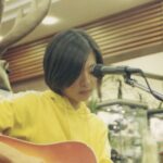 Cheer Chen Instagram - 起床看到同事傳了連結，說誠品音樂館黑膠榜上，前十名有三張是我的唱片，我點進去看，仔細地看了每一張的介紹文字，想起誠品音樂館在我出道後那年，1999年開始營業，許多珍貴的專輯終於能輕易地買回家聆聽。更想起我為了販賣Demo，第一次帶著自己的音箱麥克風還有吉他，走進還不曾有人唱過的誠品書店。﻿ ﻿ 當時書店裡異常安靜，有人席地而坐，距離我的腳尖不遠，有人遠遠手上拿著書，抬起頭看著我輕輕在唱。每次安排唱六首歌，如果有人(可能是十個人)欲罷不能輕聲鼓譟，我就會多唱幾首最近剛寫的，可能還只是發展中片段的新曲，當成安可。在誠品販售的Demo2是用簡陋的MD錄製，封面內頁自己簡單手繪，在民生誠品的書櫃後，在內湖誠品的騎樓，天母誠品的馬路邊，西門誠品停車場前，台北車站前店的公車站牌旁，當然還有敦南誠品的小廣場，唱完以後當場親手賣給聽眾。一對一的感情，隨著時代異動，在寫下每個字的此刻，我仍然感覺到，即使情感隨著介面改變，初衷依舊。﻿ ﻿ 有些燈熄滅，就會有些燈亮起，有些所在支持我們到深夜，我們也同時奉獻出黎明。時代的變化並不令人畏懼，載體的改變也不用太過感傷，書與音樂仍在，路途中，就不孤單。﻿