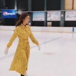 Cheer Chen Instagram - 那天下午我帶著我的新歌，到了導演的工作室，如同十年前一樣，兩個人安靜聆聽歌曲之後，他說他喜歡「殘缺的彩虹」。 . 老友再次相聚，那些笑鬧不經意的青春，都不曾真的離去，靜靜看著我們成長，看著我們各自不得不擁有的「倘若」，留下作品後，再啟程，繼續前行。 . 導演：徐筠軒 詞曲：陳綺貞 製作：鍾成虎 編曲：洪敬堯 @ayaohung 造型：曾瓊鶯 @olivetseng 妝髮：瑤瑤 @ara.wu 平面：胡世山 @oh_samhu 演員：江常輝 @stevenchiang7882