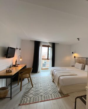 Chelsea Sheets Instagram - Thank you @7islashotel for the most amazing stay in Madrid! Rooms were so stunning and we had the best breakfast in all of Madrid here! Loved the homemade 7 craft drinks. Can’t wait to stay again 😘🥰