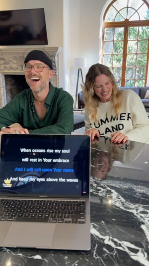 Chelsea Smith Instagram - Blind karaoke challenge!😂 this was harder than we thought it would be
