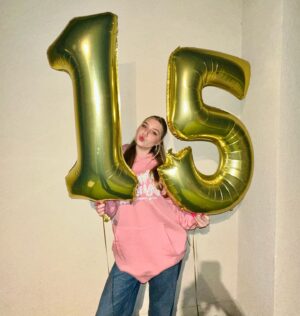 Chelsea Smith Instagram - How is my baby girl 15?!? 

She is strong, kind, thoughtful, fun and beautiful inside and out. I am so glad I get to be her mom. Happy Birthday Grace!❤️