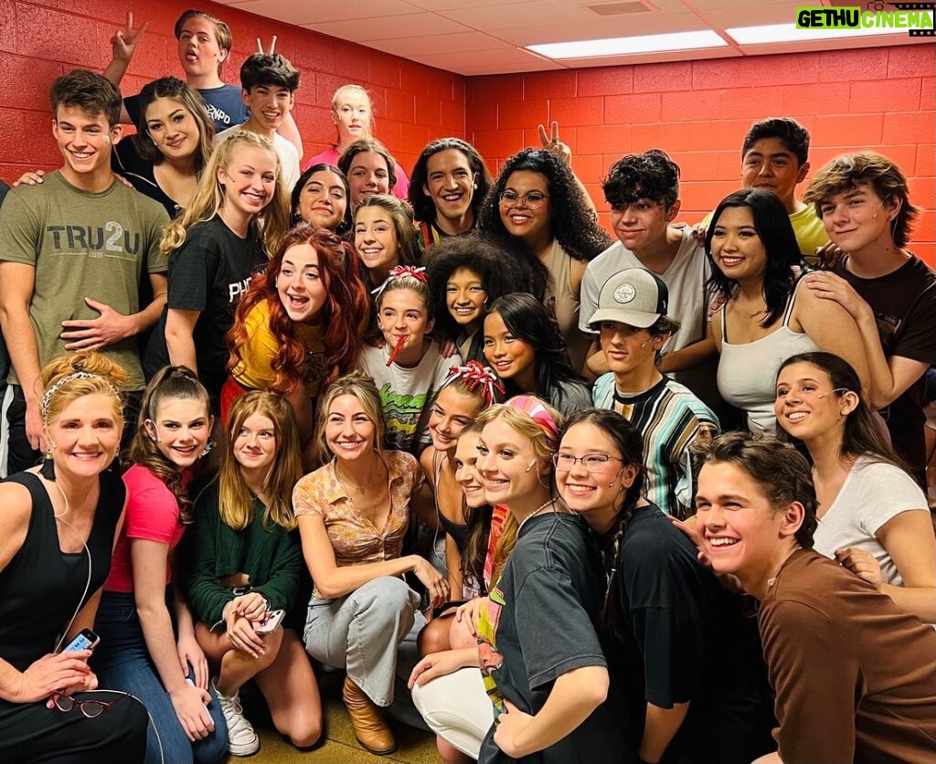 Chelsea Kane Instagram - So fun stopping by my old stomping grounds and hanging with the @vytphoenix cast of “High School Musical” at their final dress rehearsal. Break a leg tonight!!! 🌹