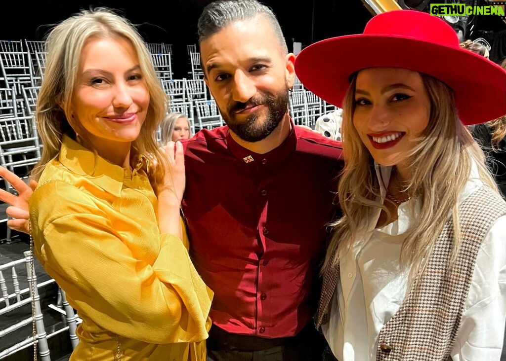 Chelsea Kane Instagram - Oh, what a night! So many reunions all around… I grew up doing theatre with @jordinsparks and loved seeing her shine again on stage tonight… and my love for @markballas (and his amazing wife, @bcjean) knows no bounds. Plus, all the incredible crew members… who have been in my life for years and I finally got to hug after a long hiatus… and I got to share a box of Dots with @robinrobertsgma and Amber #kanenball #vyt #dwts