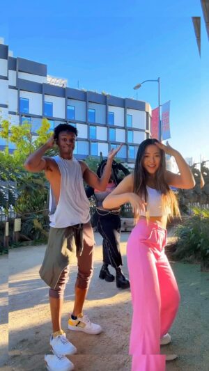 Chelsea Zhang Instagram - she said STEADY GREEN LIKE BROCCOLI 🥦✨ 
Oh you know we HAD to do this one 💅
.
Dc: @dennismik 
@itsnerika @austincrute 

Dang this song will always hit 🫶
Na God dey make my tap, e dey rush ✨

#dancechallence #afrobeats #rush #ayrastarr