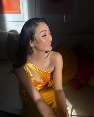 Chelsea Zhang Instagram - 🫨✨ unforgettable gala 2023 ✨🫨 

Makeup: @tingmakeup 
Hair: @hairbardot 
Dress: @ladivine_bycd 
Nails: @leomoonxnails 

get dolled up and celebrate my friends? Say lesss 💛 Thank you @character.media ✨for this community ❤️‍🔥

👀 andddd cont to stream Love in Taipei on @paramountplus!! 

#unforgettablegala2023 #charactermedia