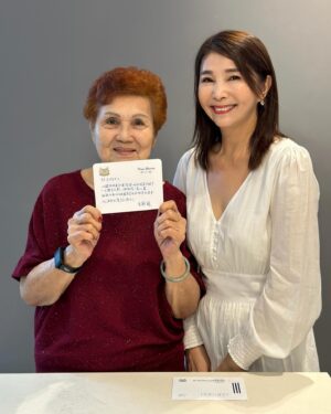 Chen Xiuhuan Instagram - I had a pleasant surprise when a card, personally written by Prime Minister Lee Hsien Loong, arrived last night. After all, it is his last day as Prime Minister of Singapore today and he must have been busy with the proceedings. Yet he took the time to write the card. I felt moved.

It was only on Monday that I received a text message from the PM’s press secretary. She told me PM Lee read media reports about how my mother missed meeting and passing her pumpkin cake to him. She said he had  wanted to write a card to thank my mother and she asked for Mummy’s full name. 

Today, I went over to Mum’s to show and pass her the card from PM Lee. I even read what he wrote to her. Mom was so happy that she was beaming. It made her look cute. She even wondered how the PM could have taken the time to write to her - an ordinary Singaporean. She still couldn’t believe it, pinching herself to make sure it was not just a dream.

Prime Minister Lee, thank you for taking the time out from your busy schedule to write this card to my mother. Thank you for your leadership and contribution to Singapore and your diligence and love for the people. Here’s to a future filled with good health and wishing you the very best. @leehsienloong 

真的感到很意外，竟然收到李显龙总理亲笔所写一张卡片（今天是他任职总理的最后一天）

前天，我收到李显龙总理的新闻秘书的简讯, 她说总理读了媒体报道，想写一张卡片谢谢我妈妈，并向我拿了妈妈的全名。没想到，昨天晚上我就收到这张卡片了，真是太意外了。

今天给妈妈一个惊喜，把总理亲手写的这张卡片拿给妈妈看，并读给她听卡片里的内容。妈妈开心得不得了，样子真的很可爱。但是老人家说，总理这么忙怎么可能写卡片给我……她还是不敢相信，然而，却都是千真万确的。

李总理（李资政），感谢您百忙之中，抽空给我妈妈写了这张卡片，更谢谢您对新加坡的贡献，勤政爱民。 ㊗️您身体健康、事事顺利。
#singapore
#singaporean 
#李显龙总理 
#PMlee
#卡片
#妈妈
#惊喜
#surprise
#mum
#happy
#chenxiuhuan
#陈秀环