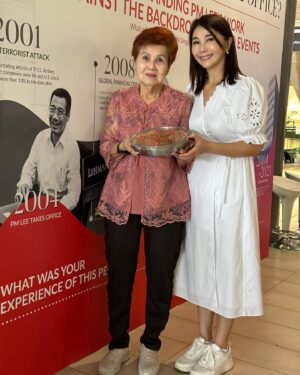 Chen Xiuhuan Instagram - My mother called me early in the morning. She said the people at the RC told her she could meet Prime Minister Lee Hsien Loong personally at the AMK hub at 11 o'clock this morning, and that she could have a conversation with him.

Mum said she was very happy, but also nervous at the same time. She asked if I could accompany her to meet the Prime Minister. She wanted to m thank him for the help he had given her. She also said that she made a pumpkin cake last night as her gift of gratitude.

I accompanied her to the AMK Hub, but after walking around the place for some time I realized we were lost. I asked mum to call the people from to find out where the event was.

Later, I spotted a stall at the bus terminal with a large poster of the Prime Minister. I approached the person there, and that was when I found out that they had wanted my mother to give an interview about her feelings about the Prime Minister leaving office.

Sigh, Mummy is getting on in years and might have misunderstood what the RC people had said. It turned out that the PM would not be there and my mother would not be able to meet the PM face to face. Understandably she was a little disappointed. She  told the person in charge that she had expected to see Prime Minister Lee Hsien Loong himself and that she wanted to thank him and present him with the pumpkin 🎃 cake she made the night before.

Despite her disappointment, my mother still accepted the interview where she thanked the PM and  that she hoped he could still partake in her simple pumpkin cake.

The person in charge said he would try to deliver the pumpkin cake to the PM.

Here’s hoping that PM Lee @leehsienloong could get a taste of the pie made by my mother. 🎃🎂

妈妈一早就打电话📞给我说, RC通知她今天早上11点在AMK hub她可以见到总理李显龙，而且还可以跟他说话。😍

妈妈说她很开心，但也很紧张😓问我能不能带她去见总理，她想亲自感谢总理这几年曾经给于她的帮助。 还说她连夜赶工做了一个金瓜糕要送给总理吃，以表达对他的谢意。

我便带她到AMK Hub，可是走来走去找了好久也没有看到总理，

后来终于在巴士🚌总站看到了一个摊位，那里有总理的海报，我便问那里的负责人，一问之下才知道原来是他们要妈妈做一个访问关于对总理卸任的感受。

妈妈年纪大了，可能没有听懂RC的人说的话。原来总理不会来，妈妈也不会见到总理。
后来，妈妈也接受了访问，对着镜头把要谢谢总理的话都说了，也告诉总理希望他能吃她老人家做的简单的南瓜糕😄。

负责人说他们会看看能不能把南瓜糕送到总理手中，妈妈听了很开心的一直跟工作人员道谢。

总理希望您能吃得到妈妈做的🎃糕。
这就是怎么一回事。😆

#陈秀环
#chenxiuhuan