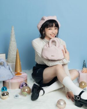 Chen Yan-Fei Instagram - 冬天來了！
最期待的聖誕季節🎄
大家會想收到什麼禮物呢~
今年幫各位準備了針織包還有一起搭配同系列的貝蕾帽
針織包毛茸茸又小巧，一定是每個女孩要有的
搭配貝蕾帽超粉嫩 
好看可愛又暖呼呼
快來一起過最愛的聖誕( ´▽｀)

@saime_officialtw 

#S‘AIME #東京企劃 #最懂亞洲女孩的包包品牌 
#陳姸霏 #品牌大使 #初戀