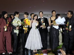 Chen Yan-Fei Instagram - Busan ACA & G.OTT Awards✨

能夠跟大家一起站在這裡好像一場夢☁️
無法言喻的雀躍與激動，在釜山的那幾天心情就像雲霄飛車，直到最後一刻到站了才慢慢反應過來。

非常感謝《人選之人-造浪者》 @thewavemakers.official 帶領我一起前往亞洲內容大獎。

謝謝亞洲內容大獎的肯定，入圍女配角已經驚喜萬分，可以拿到年度新星獎直到此刻還是覺得好不可思議！🥹🏆💗

謝謝一直以來在我身邊的工作夥伴們！
謝謝 @welldonefilm 你們像家人般的存在與陪伴和包容🫶🏻
謝謝我親愛的造型團隊讓我自在又閃亮的上台♡

Makeup&Hair @backstage_aga @backstage__makeup 
Stylist @ting_ting_huei @emayuyun @zestylingstudio 
Wardrobe @baitangwedding @baitangcollection 
@renecaovilla.tw 
@apmmonaco

#ACA2023 
#ACAGOTT
#asiacontentsawardsglobalottawards