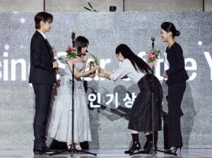 Chen Yan-Fei Instagram - Busan ACA & G.OTT Awards✨

能夠跟大家一起站在這裡好像一場夢☁️
無法言喻的雀躍與激動，在釜山的那幾天心情就像雲霄飛車，直到最後一刻到站了才慢慢反應過來。

非常感謝《人選之人-造浪者》 @thewavemakers.official 帶領我一起前往亞洲內容大獎。

謝謝亞洲內容大獎的肯定，入圍女配角已經驚喜萬分，可以拿到年度新星獎直到此刻還是覺得好不可思議！🥹🏆💗

謝謝一直以來在我身邊的工作夥伴們！
謝謝 @welldonefilm 你們像家人般的存在與陪伴和包容🫶🏻
謝謝我親愛的造型團隊讓我自在又閃亮的上台♡

Makeup&Hair @backstage_aga @backstage__makeup 
Stylist @ting_ting_huei @emayuyun @zestylingstudio 
Wardrobe @baitangwedding @baitangcollection 
@renecaovilla.tw 
@apmmonaco

#ACA2023 
#ACAGOTT
#asiacontentsawardsglobalottawards
