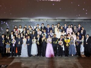 Chen Yan-Fei Instagram - Busan ACA & G.OTT Awards✨

能夠跟大家一起站在這裡好像一場夢☁️
無法言喻的雀躍與激動，在釜山的那幾天心情就像雲霄飛車，直到最後一刻到站了才慢慢反應過來。

非常感謝《人選之人-造浪者》 @thewavemakers.official 帶領我一起前往亞洲內容大獎。

謝謝亞洲內容大獎的肯定，入圍女配角已經驚喜萬分，可以拿到年度新星獎直到此刻還是覺得好不可思議！🥹🏆💗

謝謝一直以來在我身邊的工作夥伴們！
謝謝 @welldonefilm 你們像家人般的存在與陪伴和包容🫶🏻
謝謝我親愛的造型團隊讓我自在又閃亮的上台♡

Makeup&Hair @backstage_aga @backstage__makeup 
Stylist @ting_ting_huei @emayuyun @zestylingstudio 
Wardrobe @baitangwedding @baitangcollection 
@renecaovilla.tw 
@apmmonaco

#ACA2023 
#ACAGOTT
#asiacontentsawardsglobalottawards