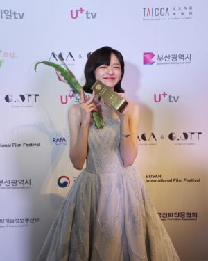 Chen Yan-Fei Instagram - Busan ACA & G.OTT Awards✨

能夠跟大家一起站在這裡好像一場夢☁️
無法言喻的雀躍與激動，在釜山的那幾天心情就像雲霄飛車，直到最後一刻到站了才慢慢反應過來。

非常感謝《人選之人-造浪者》 @thewavemakers.official 帶領我一起前往亞洲內容大獎。

謝謝亞洲內容大獎的肯定，入圍女配角已經驚喜萬分，可以拿到年度新星獎直到此刻還是覺得好不可思議！🥹🏆💗

謝謝一直以來在我身邊的工作夥伴們！
謝謝 @welldonefilm 你們像家人般的存在與陪伴和包容🫶🏻
謝謝我親愛的造型團隊讓我自在又閃亮的上台♡

Makeup&Hair @backstage_aga @backstage__makeup 
Stylist @ting_ting_huei @emayuyun @zestylingstudio 
Wardrobe @baitangwedding @baitangcollection 
@renecaovilla.tw 
@apmmonaco

#ACA2023 
#ACAGOTT
#asiacontentsawardsglobalottawards