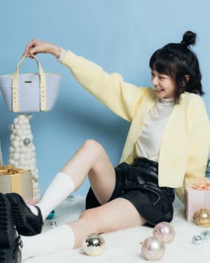 Chen Yan-Fei Instagram - 冬天來了！
最期待的聖誕季節🎄
大家會想收到什麼禮物呢~
今年幫各位準備了針織包還有一起搭配同系列的貝蕾帽
針織包毛茸茸又小巧，一定是每個女孩要有的
搭配貝蕾帽超粉嫩 
好看可愛又暖呼呼
快來一起過最愛的聖誕( ´▽｀)

@saime_officialtw 

#S‘AIME #東京企劃 #最懂亞洲女孩的包包品牌 
#陳姸霏 #品牌大使 #初戀